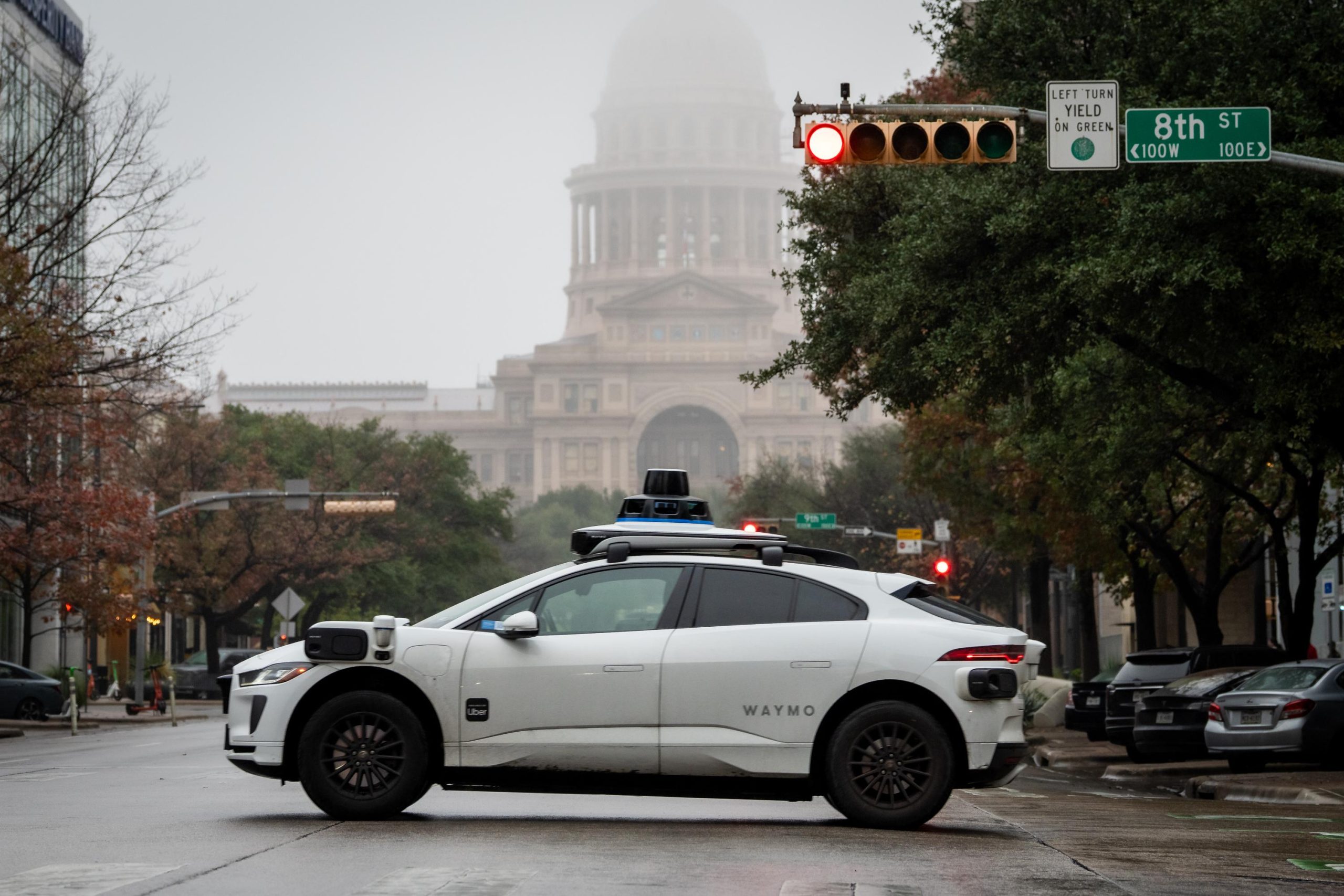 Waymo отзывает робото‑такси из‑за затопленных дорог – причины и последствия