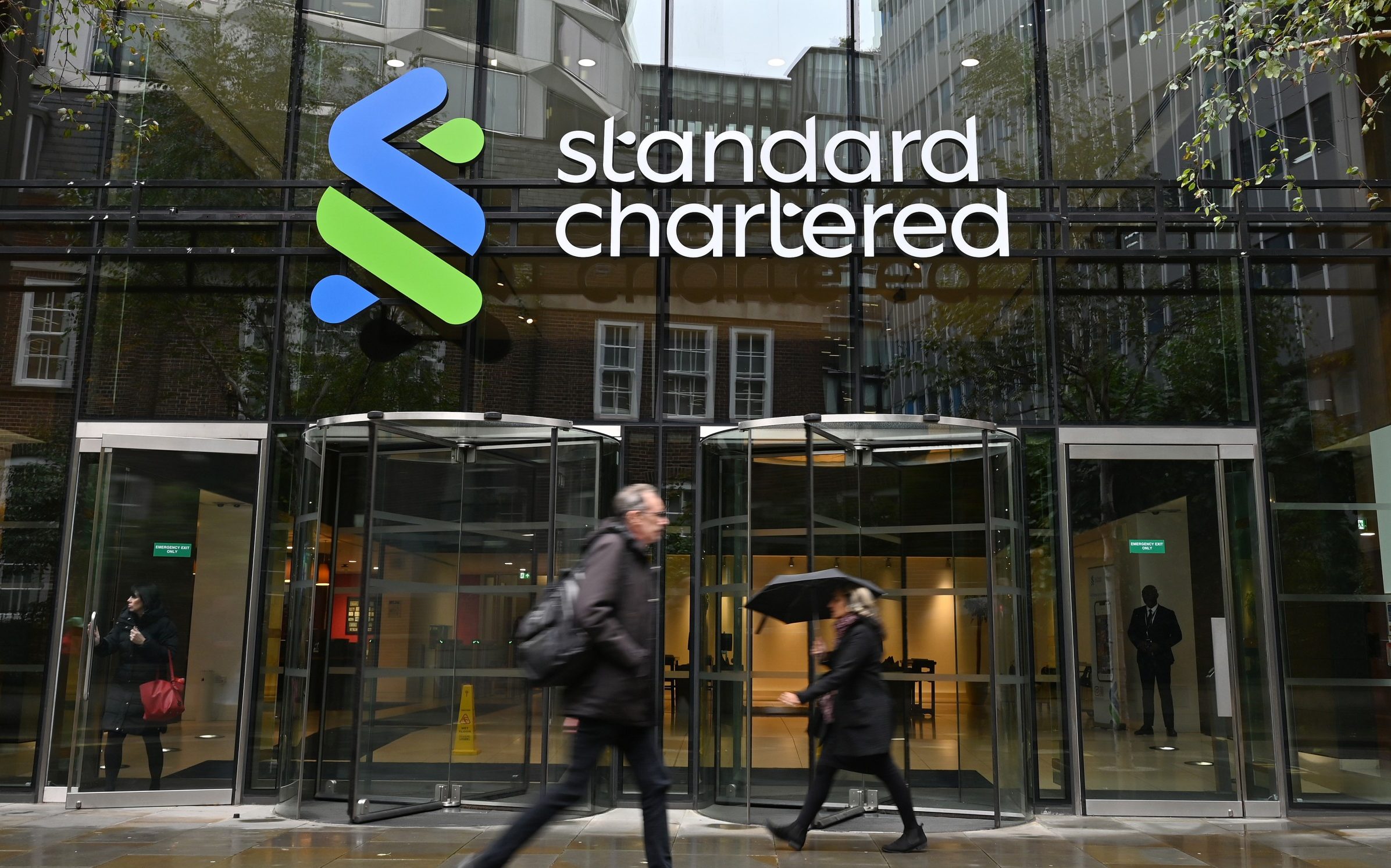 Standard Chartered: Влияние ИИ на рабочие места в банковской сфере