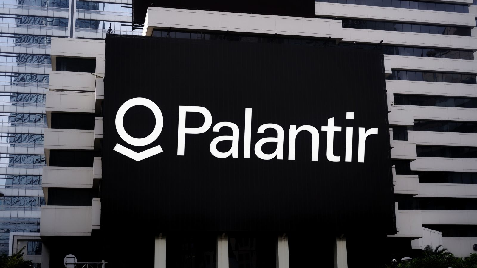 Palantir под угрозой: Как AI-лаборатории могут изменить рынок
