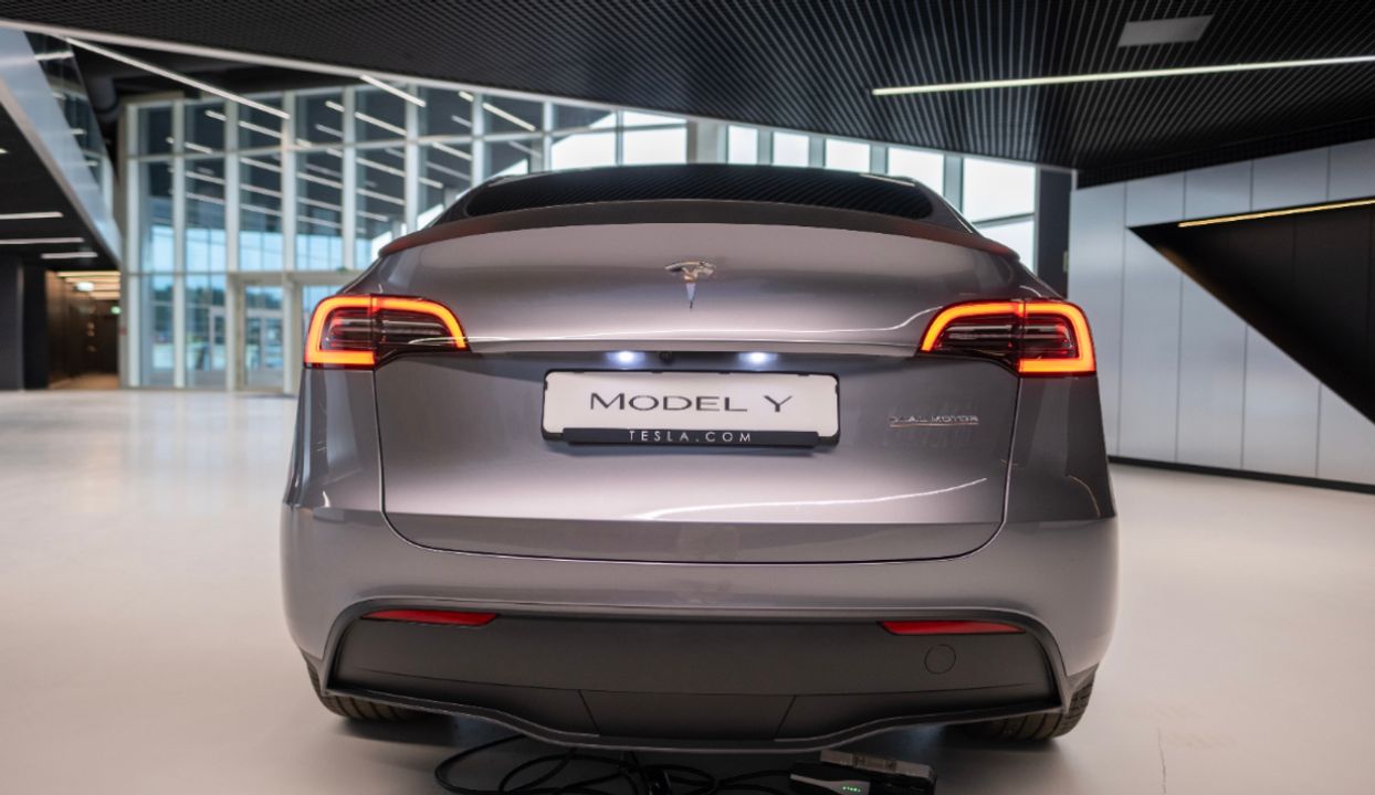 Акции Tesla падают: проблемы с производством и завышенная оценка