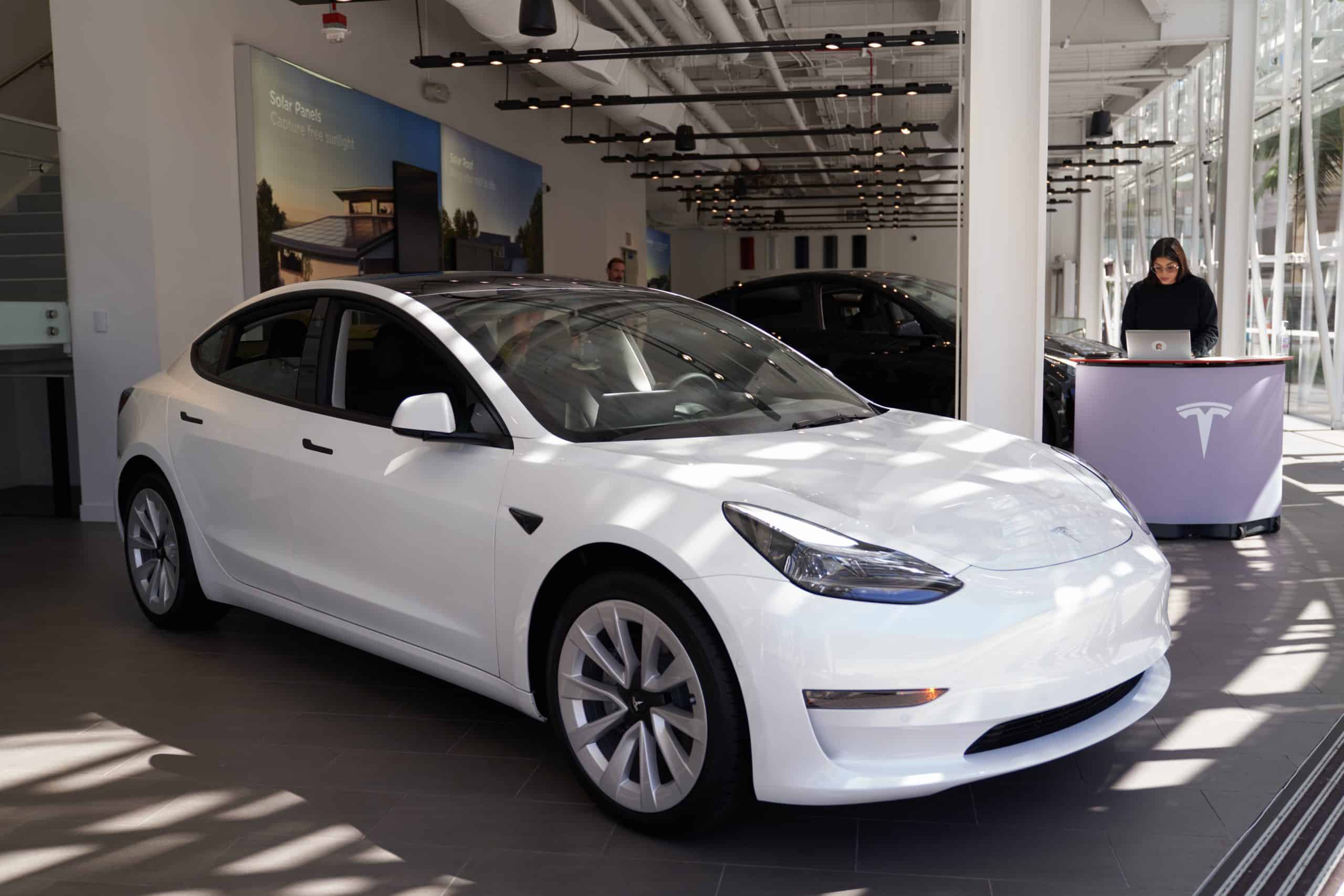 Проблема с ценой акций Tesla: причины и стратегии инвестирования