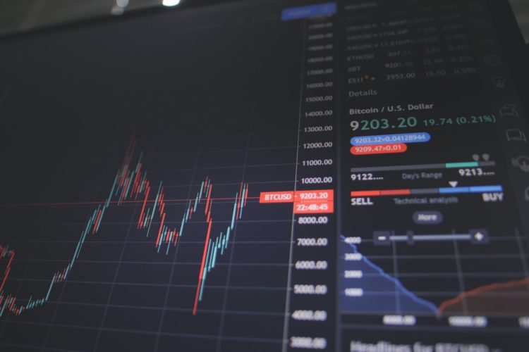 Grok AI и MicroStrategy: Инвестиции в биткойн в условиях волатильности