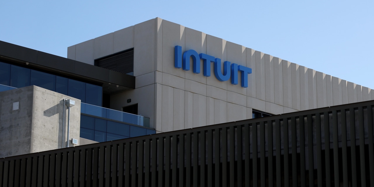 Intuit сокращает 17% сотрудников: последствия и инвестиционные перспективы