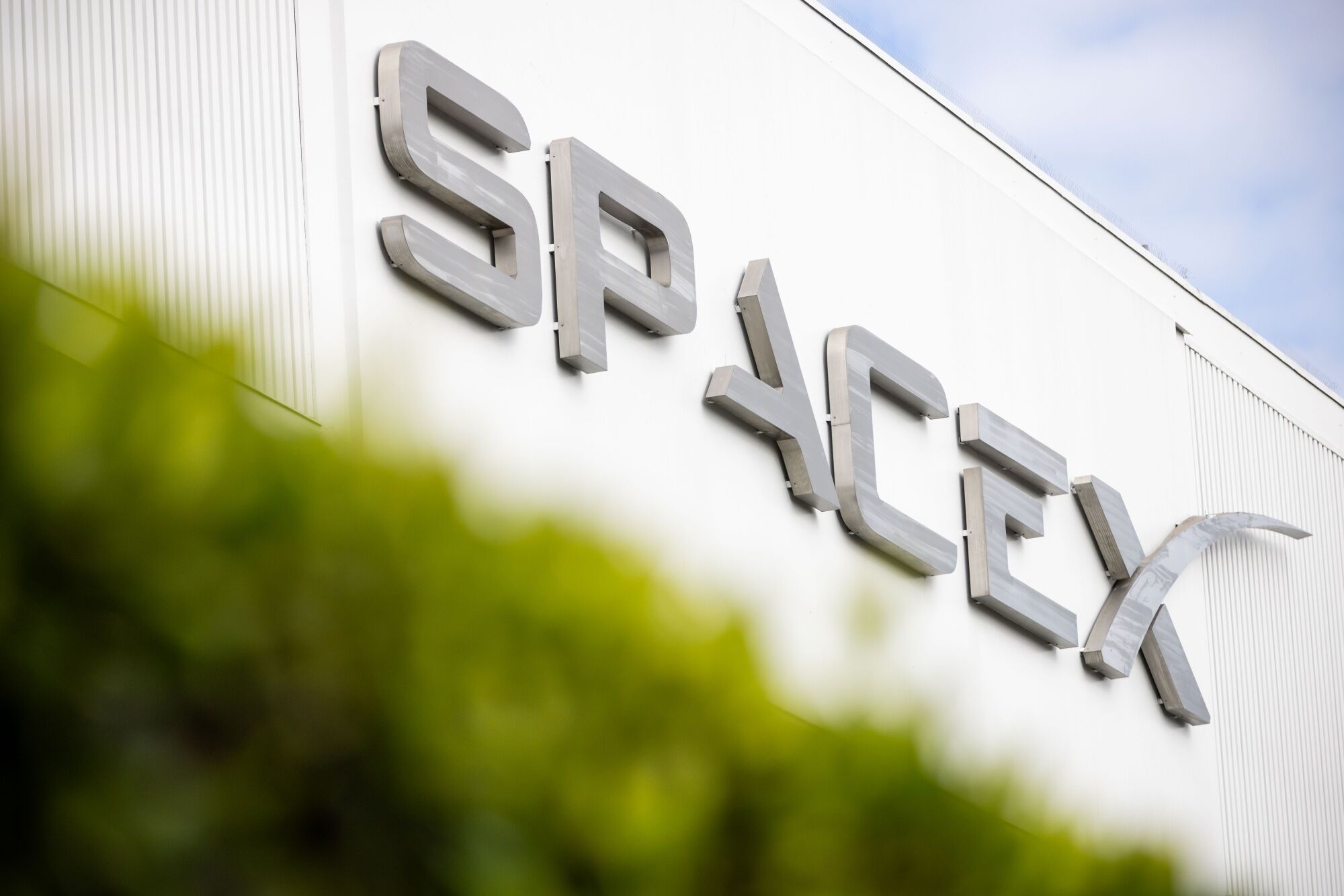 Tesla продала $890 миллионов электромобилей и батарей SpaceX - Важные факты для инвесторов
