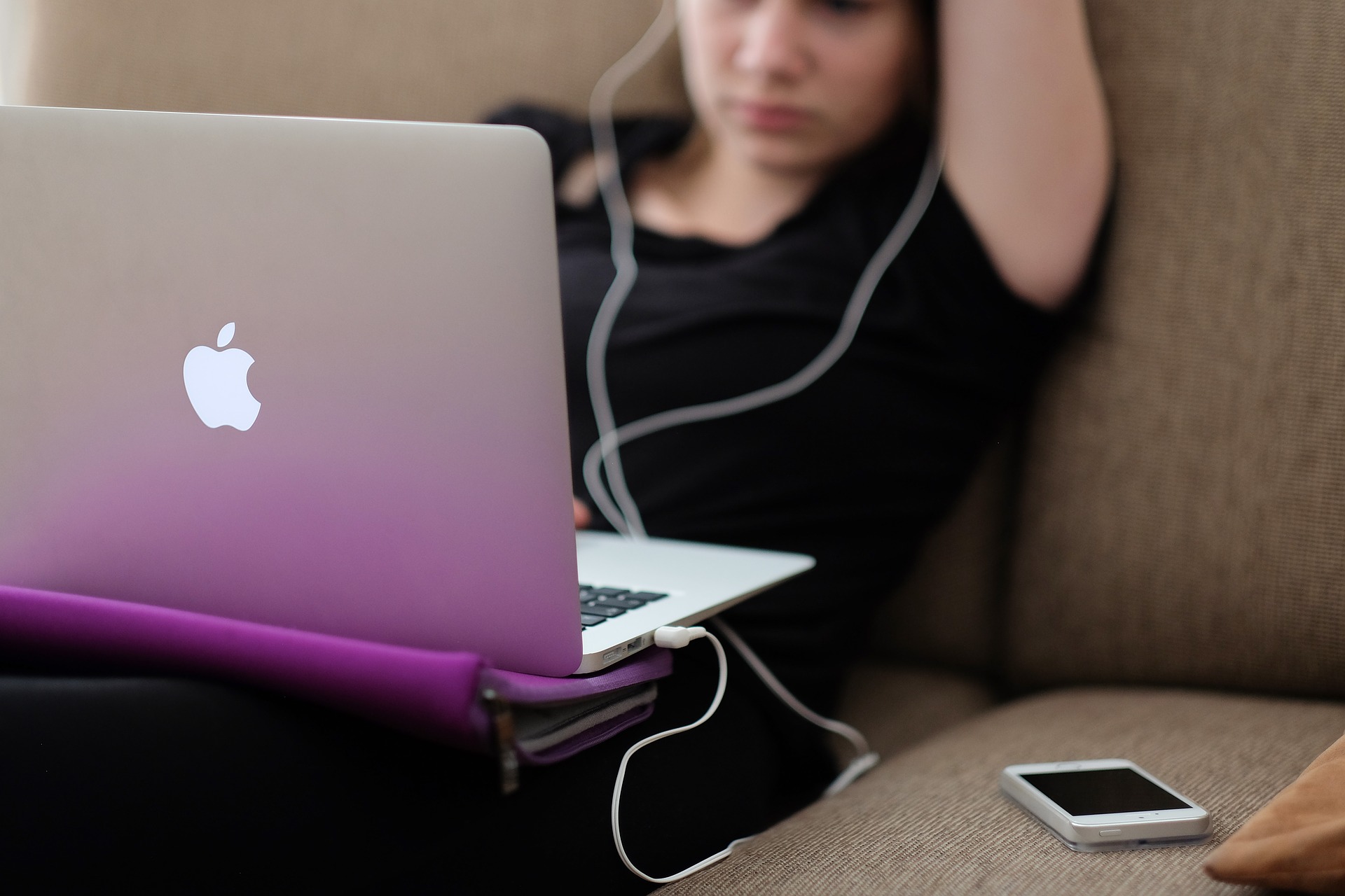 Apple нацелилась на $15 млрд дохода от услуг через AI