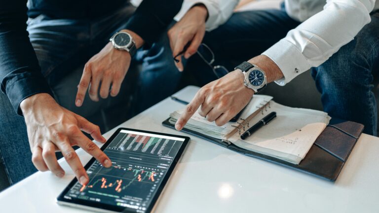 Intuit расширяет корпоративный пакет для средних компаний - новые возможности для бизнеса
