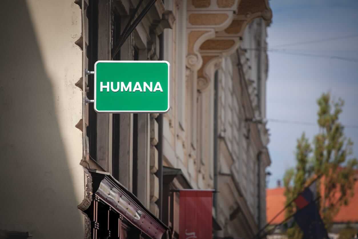 Прогноз акций Humana: Оптимизм или Пессимизм на Уолл-Стрит?