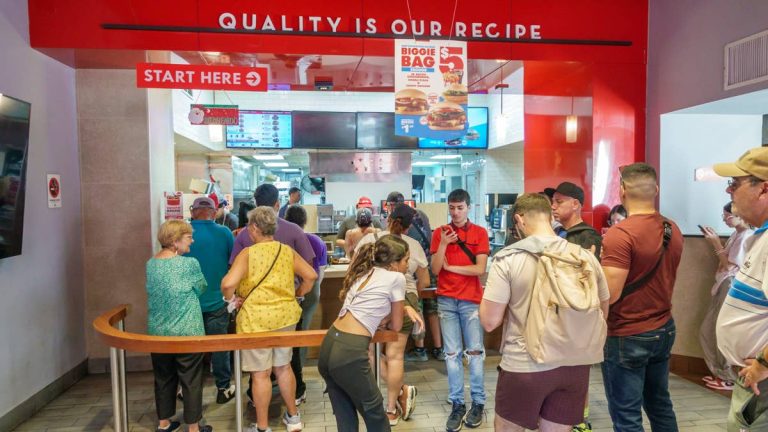 Миллиардер против Wendy's: Что ждет фастфуд-бренд?