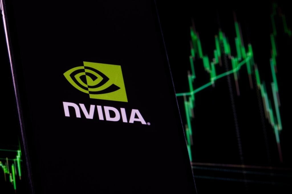 Трамп одобрил продажи Nvidia H200, Пекин заморозил поставки