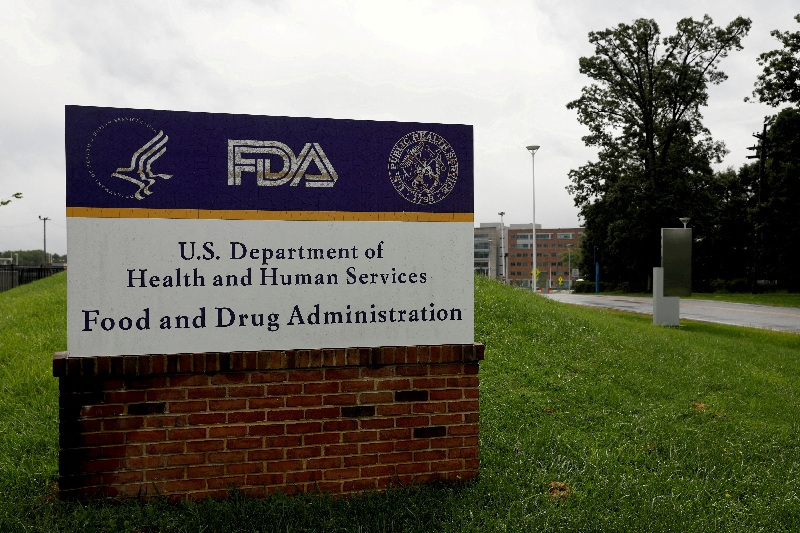 Уход главы FDA: влияние на криптоинвесторов