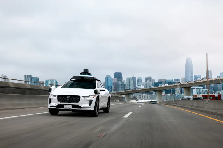 Waymo приостанавливает тестовые поездки по автострадам из-за безопасности